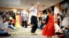 Khách tham gia chơi nhảy sạp tại một sự kiện mừng Tết của Hội Sinh viên Việt Nam tại Đại học Missouri ở Columbia (Mizzou), thành phố Columbia, bang Missouri, Mỹ, vào năm 2016. (Nguồn: Hội Sinh viên Việt Nam tại Mizzou)