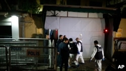 터키 수사당국이 18일 '카쇼기 피살 의혹'사건에 대한 2차 수색을 하기 위해 이스탄불 주재 사우디 영사관에 도착하고 있다. 
