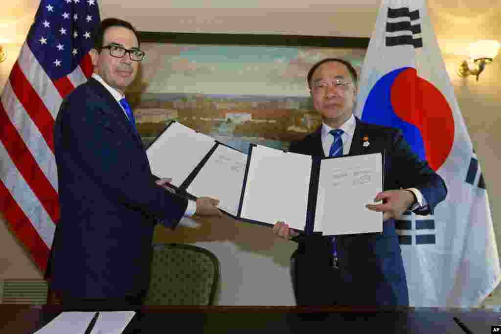 وزیر خزانه داری آمریکا با معاون نخست وزیر کره جنوبی و وزیر مالی این کشور دیدار کرد. آنها یک توافق تجاری امضا کردند.&nbsp;