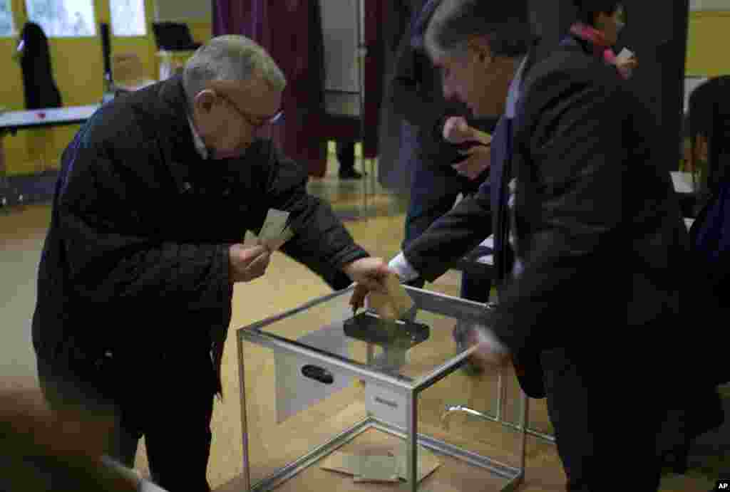 ایک عمر رسیدہ شخص اپنا ووٹ ڈال رہا ہے
