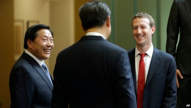 2015年9月23日,中国国家主席习近平访问美国华盛顿州期间与脸书公司创始人扎克伯格交谈，当时的中国互联网大总管鲁炜(左)在一旁笑脸相陪。