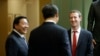 中国国家主席习近平访问美国华盛顿州期间与脸书公司创始人扎克伯格交谈，时为中国互联网掌门人的鲁炜在一旁笑脸相陪。（2015年9月23日）