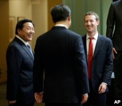 2015年9月23日,中国国家主席习近平访问美国华盛顿州期间与脸书公司创始人扎克伯格交谈，中国互联网大总管鲁炜(左)在一旁笑脸相陪。