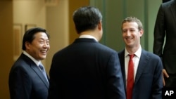 2015年9月23日,中国国家主席习近平访问美国华盛顿州期间与脸书公司创始人扎克伯格交谈,中国互联网大总管鲁炜在一旁笑脸相陪。至今脸书仍然被拒于中国国门之外。