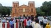 Une foule devant la Cathédrale de Bangui, le 7 mai 2018. (VOA/Freeman Sipila)