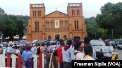 Une foule devant la Cathédrale de Bangui, le 7 mai 2018. (VOA/Freeman Sipila)