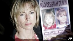 Kate McCann, la madre de Madeleine, muestra fotos de su hija desaparecida