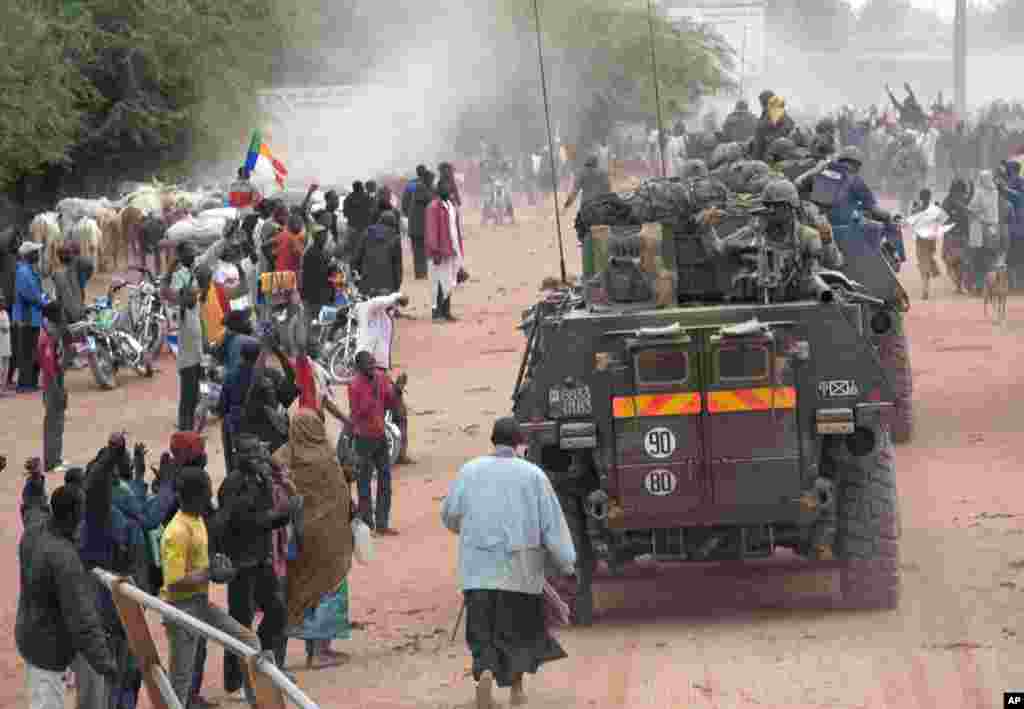 Populares saudam entrada dos franceses em Timbuktu