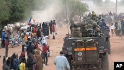 Les troupes françaises acclamées à Tombouctou (28 jan. 2013)