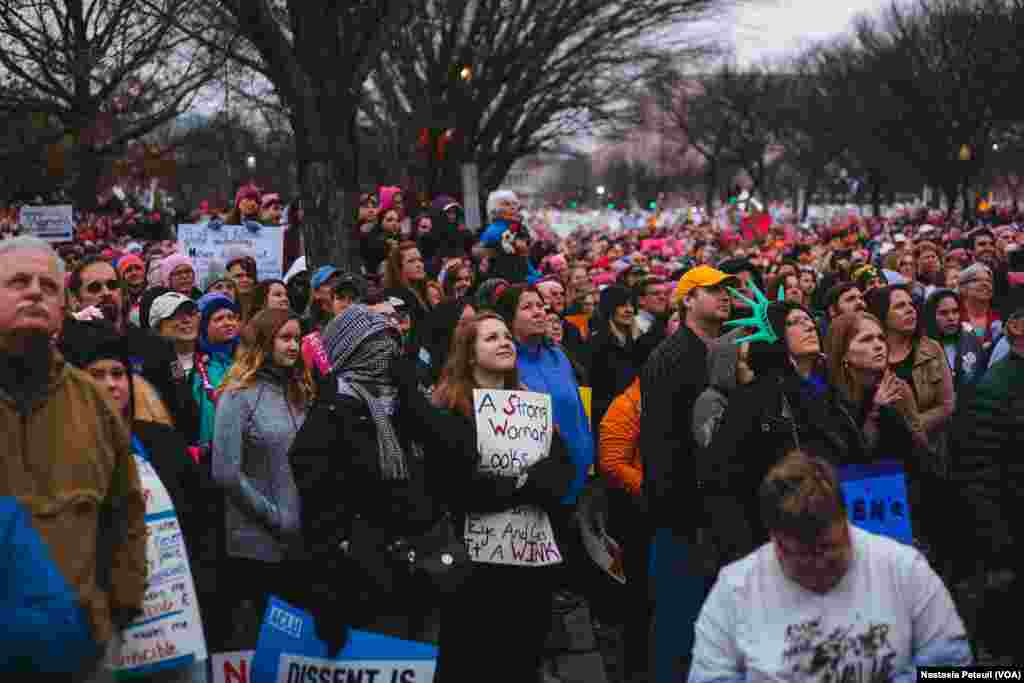 Des milliers de participants écoutent les discours sur Independence avenue, Washington DC, le 21 janvier 2017. (VOA/Nastasia Peteuil)