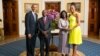 Presidente Barack Obama e Primeira-dama Michelle Obama com José Mário Vaz, Presidente da Guiné-Bissau, e Primeira-dama Rosa Teixeira Goudiaby Vaz, na Sala Azul por ocasião do jantar na Casa Branca, da Cimeira Estados Unidos/ Líderes Africanos
