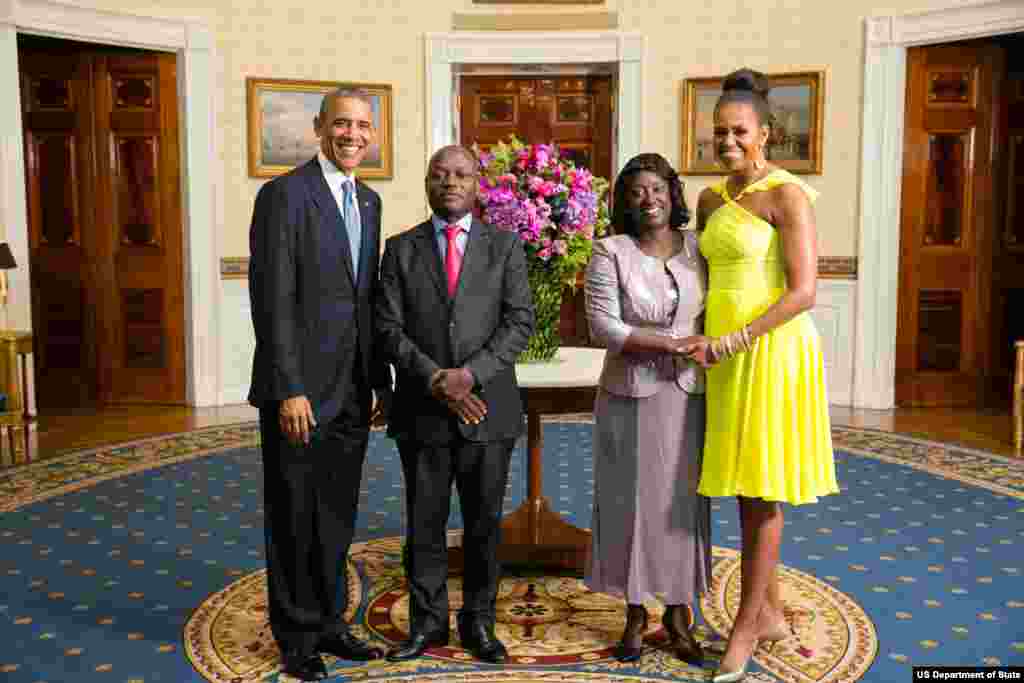 Presidente Barack Obama e a Primeira-dama Michelle Obama com José Mário Vaz, Presidente da República da Guiné-Bissau, e a Primeira-dama Rosa Teixeira Goudiaby Vaz, na Sala Azul por ocasião do jantar na Casa Branca, pela Cimeira Estados Unidos/ Líderes Afr