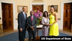 Presidente Barack Obama e a Primeira-dama Michelle Obama com José Mário Vaz, Presidente da República da Guiné-Bissau, e a Primeira-dama Rosa Teixeira Goudiaby Vaz, na Sala Azul por ocasião do jantar na Casa Branca, pela Cimeira Estados Unidos/ Líderes Afr