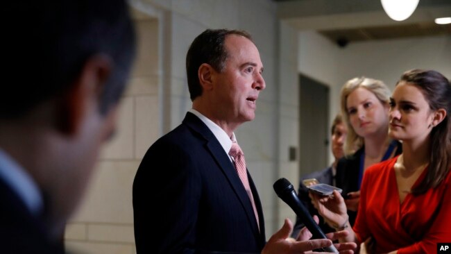 众议院情报委员会主席谢安达(Rep. Adam Schiff, D-CA)在国会接受媒体采访。(2018年2月15日)