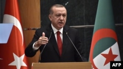 Le président turc Recep Tayyip Erdogan lors d'un discours à Alger, Algerie, 27 fevrier 2018.