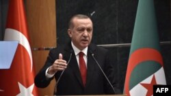 Recep Tayyip Erdogan s'exprime depuis Alger, Algerie, le 27 fevrier 2018