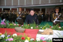 Lãnh tụ Kim Jong Un dự lễ quốc táng của thống chế Ri Ul Sol, 94 tuổi. Kể từ khi lên nắm quyền cuối năm 2011, ông Kim Jong Un đã thanh trừng nhiều quan chức cấp cao.