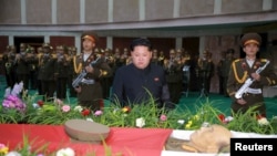金正恩出席朝鲜人民军元帅李乙雪的遗体告别仪式。（2015年11月8日）