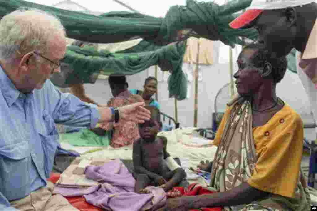 Sur cette photo du vendredi 25 Juillet 2014, Ertharin Cousin, Directeur exécutif du programme des Nations Unies pour l&#39;Alimentation Mondiale rencontre des patients à la clinique du programme nutritionnel à Malakal, au Sud-Soudan. 