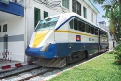 The Phnom Penh shuttle is parked at its station in Phnom Penh, Cambodia. (Bun Sokha/VOA Khmer)