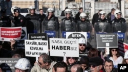 Turkiyalik jurnalistlar internetni nazorat qilishga qaratilgan yangi qonunga qarshi namoyish o'tkazmoqda, 16-fevral, 2013-yil.
