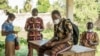 Warga menunggu pembagian kelambu untuk mencegah penyebaran malaria di Benin, di tengah pandemi virus corona (foto: ilustrasi). 