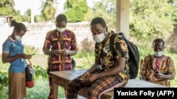 Warga menunggu pembagian kelambu untuk mencegah penyebaran malaria di Benin, di tengah pandemi virus corona (foto: ilustrasi). 
