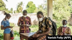 Distribution de moustiquaires pour lutter contre le paludisme à Pahou, à 30km de Cotonou, le 28 avril 2020. (Photo: Yanick Folly / AFP)