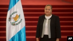 Maria Consuelo Porras Argueta levanta la mano para jurar como fiscal general en Ciudad de Guatemala el 16 de mayo de 2018.