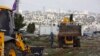 Para pekerja beristirahat sebelum pejabat Uni Eropa mengunjungi lokasi konstruksi untuk pemukiman Givat Hamatos di Yerusalem. (Foto: dok). Israel, Senin, 12 Januari 2021, memajukan rencana untuk membangun 800 rumah pemukim baru di Tepi Barat. (AP Photo/Maya Alleruzzo).