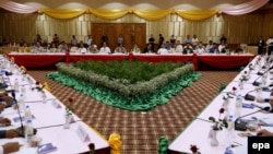 ႏိုင္ငံေတာ္အတုိင္ပင္ခံပုဂၢိဳလ္ဦးေဆာင္တဲ့ ေနျပည္ေတာ္က ၿငိမ္းခ်မ္းေရး အစည္းအေဝး။ (ေမ ၂၇၊ ၂၀၁၆)