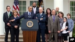Presiden AS Barack Obama berbicara mengenai penolakan amandemen RUU kepemilikan senjata di Senat bersama Wakil Presiden Joe Biden, mantan anggota Kongres Gabrielle Giffords dan keluarga korban penembakan.