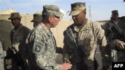 Tướng David Petraeus, trái, gặp thủy quân lục chiến Hoa Kỳ trong chuyến thăm Marjah, Afghanistan, 25/12/2010