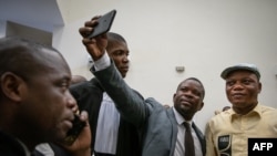 ARCHIVES - Jean-Marc Kabund, secrétaire général de l'UDPS (avec chapeau) pose pour un selfie à Kinshasa, le 19 janvier 2019.