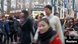 首尔市中心的人们行色匆匆(资料照片)