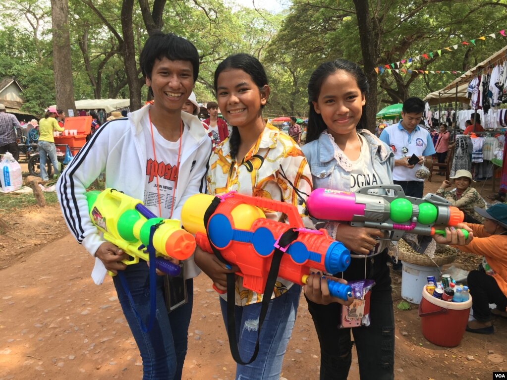 ពលរដ្ឋចូលរួមពិធីបុណ្យចូលឆ្នាំប្រពៃណីជាតិខ្មែរ ក្នុងថ្ងៃទី១នៅក្នុងក្រុងបុរាណអង្គរ ក្នុងថ្ងៃទី១៤ខែមេសាឆ្នាំ២០១៨។ (ប៉ូច រាសី/VOA)