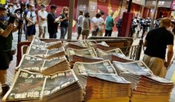 逾千市民6月24日凌晨到旺角一个报摊排队抢购刚出炉的最后一份实体版苹果日报。 (美国之音/汤惠芸)