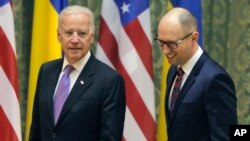 Віце-президент США Джозеф Байден і прем’єр-міністр України Арсеній Яценюк у Києві