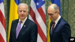 Wares AS Joe Biden (kiri) bersama PM Ukraina Arseniy Yatsenyuk di Kyiv, Ukraina (21/11).