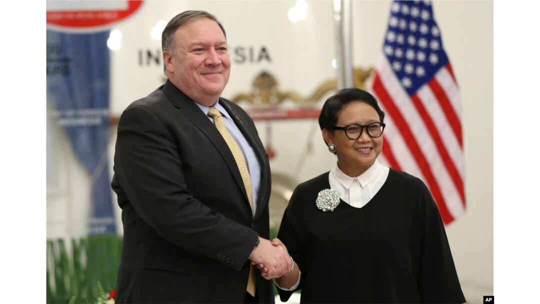 Menteri Luar Negeri AS Mike Pompeo, kiri, bersama Menteri Luar Negeri RI Retno Marsudi di Jakarta, Sabtu, 4 Agustus 2018.