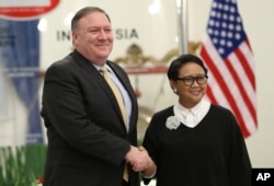 Menteri Luar Negeri AS Mike Pompeo, kiri, bersama Menteri Luar Negeri RI Retno Marsudi di Jakarta, Sabtu, 4 Agustus 2018.