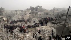 19일 시리아 알레포에서 정부군의 공격으로 무너진 건물.
