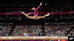 Jimnas amerikèn Gabrielle Douglas (Meday Lò) nan yon pèfòmans gimnastik atistik endividyèl--kategori fi nan Je Olenpik Lond yo