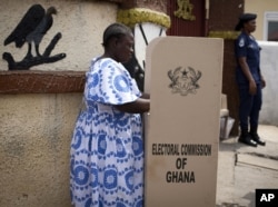 Seorang wanita di tempat pemungutan suara di Accra, Ghana, 7 Desember 2012. Wanita telah membuat langkah besar di bidang politik di Ghana, meskipun ketidaksetaraan masih dianggap oleh banyak orang untuk meluas. (Foto: AP)