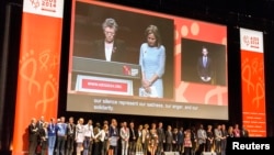 Para anggota delegasi yang hadir dalam konferensi AIDS Internasional ke-20 di Australia, mengheningkan cipta dalam upacara pembukaan, Minggu malam (20/7) untuk menghormati enam delegasi yang tewas dalam insiden pesawat MH17.