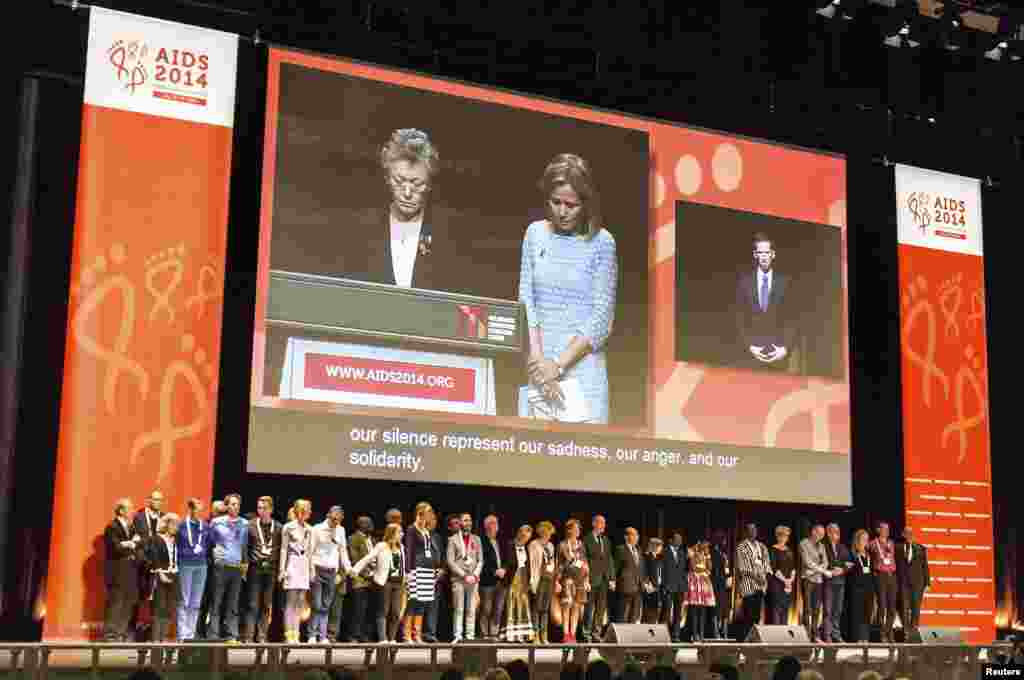 Delegates observe a minute&#39;s silence during the opening session, as a tribute to colleagues killed in the Malaysia Airlines flight MH17, at the 20th International AIDS Conference in Melbourne, Australia, July 20, 2014.