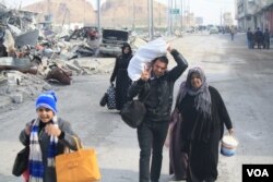 Residents of areas recaptured by Iraqi forces often abandon their homes because they have no food, running water or electricity. Mosul, Iraq, Jan. 23, 2017. (H. Murdock/VOA)