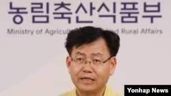 김경규 농림축산식품부 식품산업정책실장이 9일 정부세종청사에서 구제역 위기 경보 단계를 '경계'에서 '심각'으로 격상했다고 밝히고 있다.