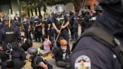 Policija privodi demonstrante u Luivilu u Kentakiju, 23. septembra 2020.