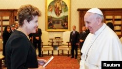La presidenta de Brasil, Dilma Rousseff conversa con el papa Francisco en el Vaticano.